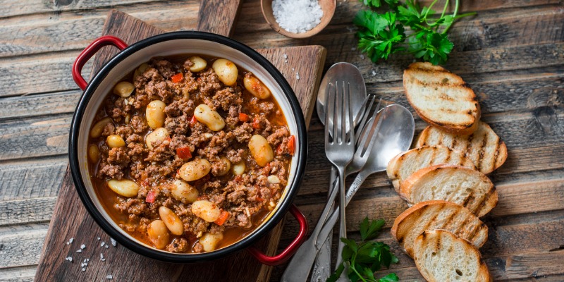 Chilli in pot with grilled bread